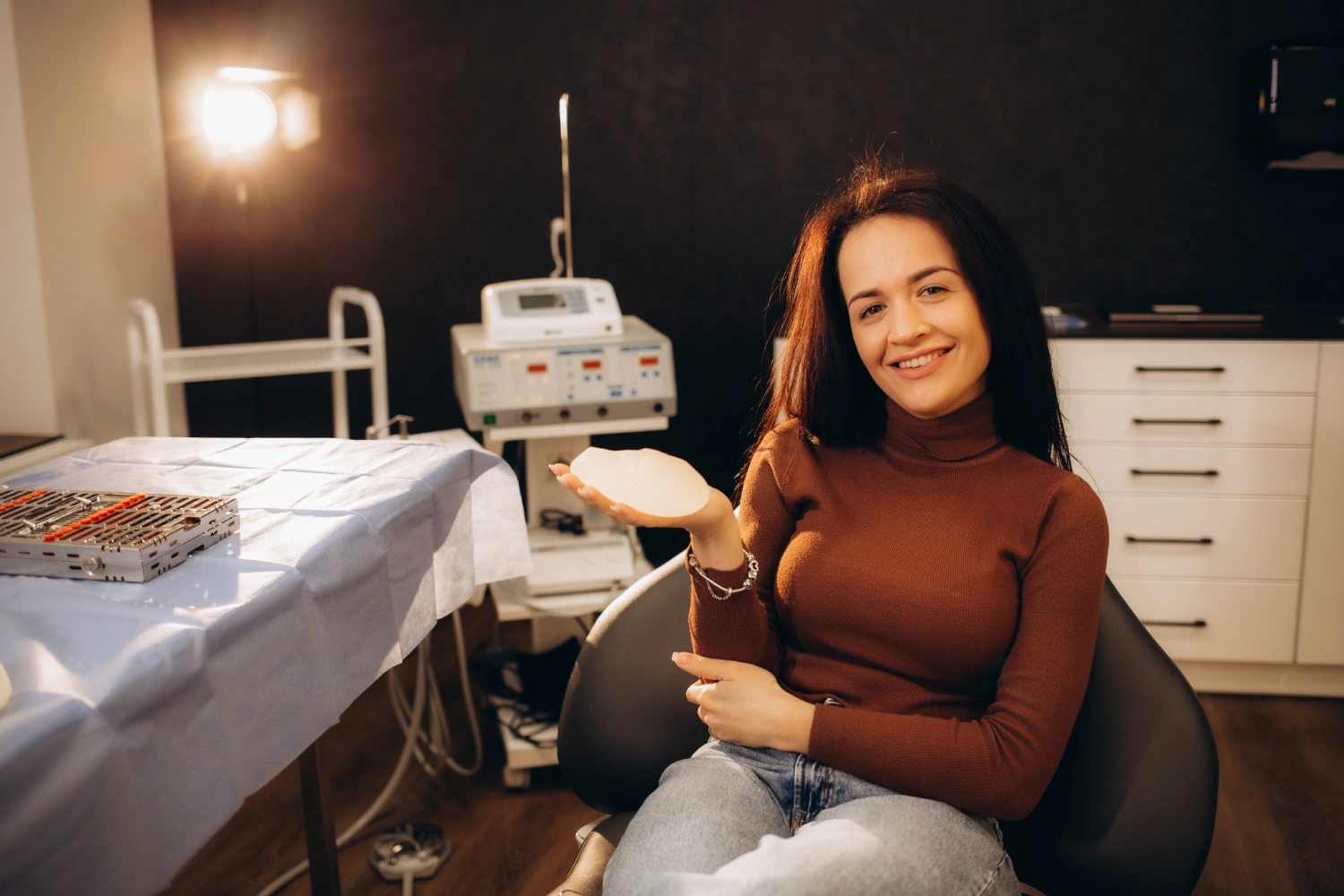 Médico e paciente escolhem o tipo ideal de prótese de silicone