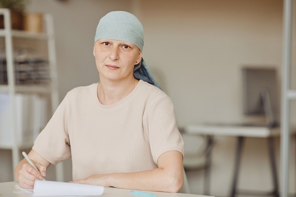 Mulher paciente de câncer usando lenço na cabeça Mulher paciente de câncer usando lenço na cabeça