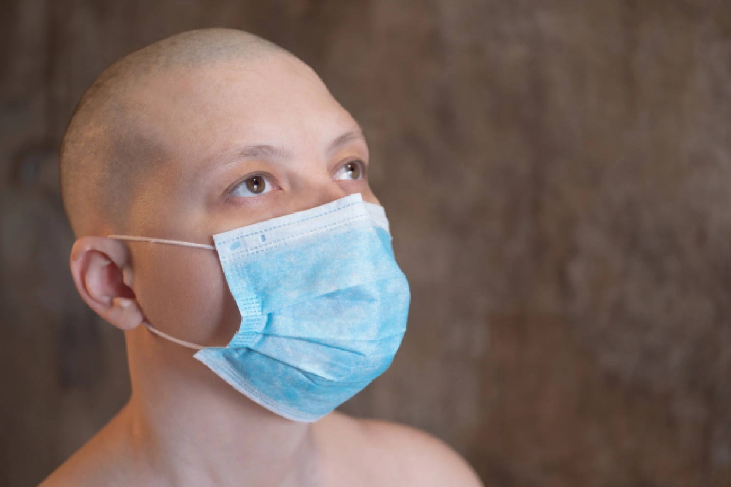 Médico iniciando tratamento de câncer em idoso